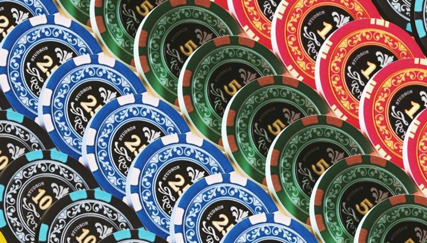 Hazbet-Guncel-Adres-Degisikligijpg - Hazbet Giriş Sitesi, Güncel Hazbet sayfası Pile of colorful poker chips in blue, green, red, and black, displaying denominations of 2, 5, and 10.